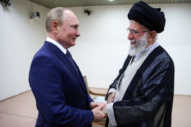 
 Pemimpin Tertinggi Iran Ayatollah Ali Khamenei (kanan) saat menyambut kedatangan Presiden Rusia Vladimir Putin (kiri) di Teheran, 19 Juli 2022