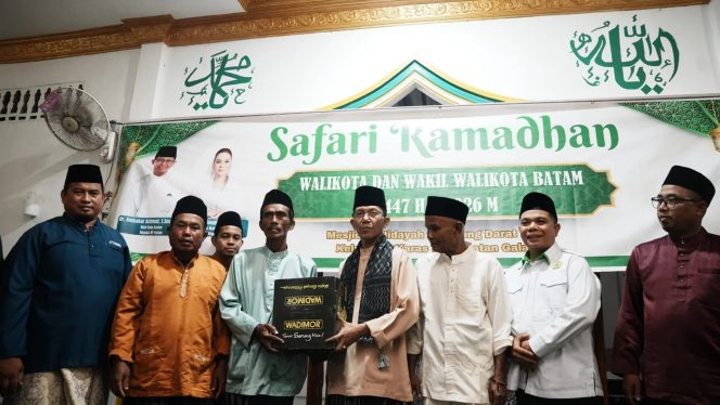 
					Kepala BP Batam, Amsakar Achmad, melanjutkan rangkaian kegiatan Safari Ramadan di Masjid Al-Hidayah Kampung Darat Pulau Karas.
