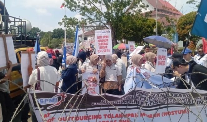 
					Demo buruh di Batam akhir tahun 2025 lalu yang menuntut peningkatan kesejahteraan.