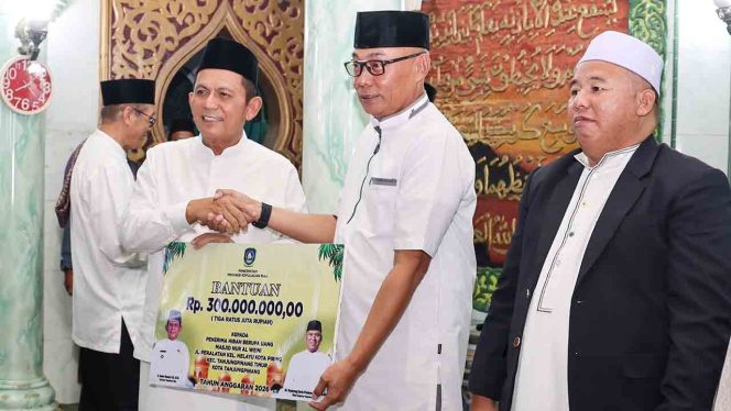 
					Ansar Serahkan Hibah Rp300 Juta dan Ungkap Program Prioritas Kepri 2026