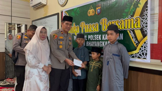 
					Buka Puasa Penuh Makna di Mapolsek Kateman, Santunan Yatim dan Penghormatan Terakhir untuk AKP (Purn) Jumri