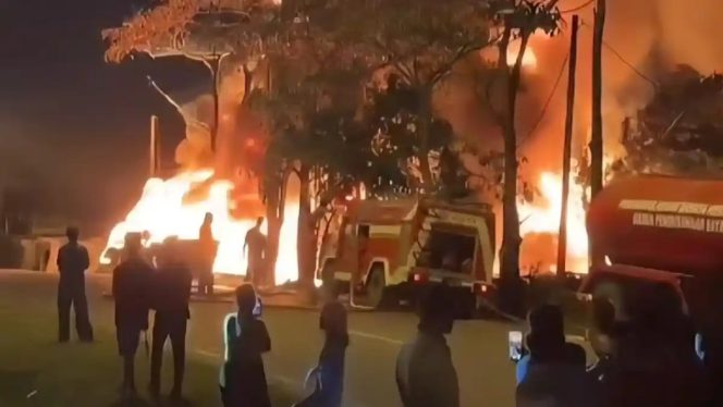 
					Gudang Tumpukan Ban Bekas Dekat Perumahan Permata Hijau Batuaji Batam Terbakar