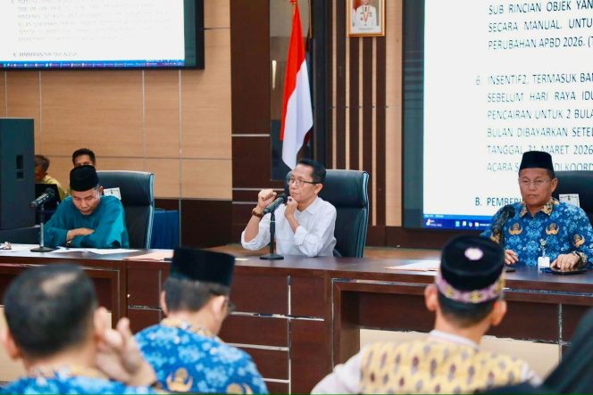 
					Wali Kota Batam, Amsakar Achmad, memimpin Rapat Pelaksanaan APBD Tahun Anggaran 2026 dan Rencana Pemberian THR di Aula Kantor Wali Kota Batam, Jumat (6/3/2026)
