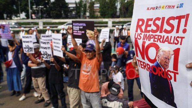 
 Massa dari Aliansi Mahasiswa dan Masyarakat Sipil menggelar aksi unjuk rasa di depan Gedung DPR, Jakarta, 6 Maret 2026.