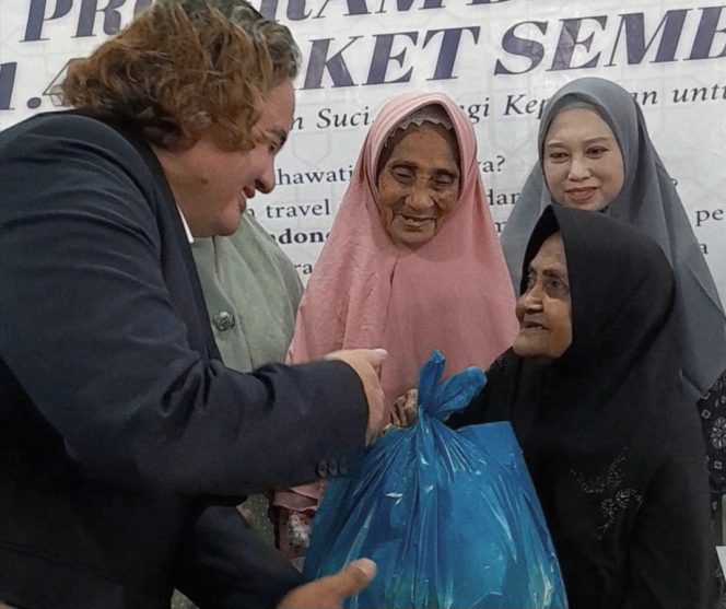 
					PT Umroh Berkah Indonesia Bagikan 446 Paket Sembako kepada Warga Kampung Air Batam