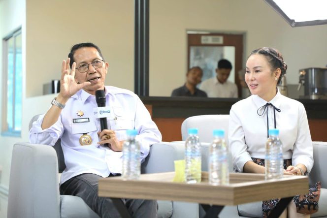 
					Wali Kota Batam, Amsakar Achmad, bersama Wakil Wali Kota Batam, Li Claudia Chandra.