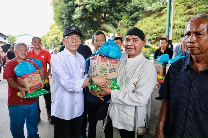 
					Wali Kota Batam, Amsakar Achmad, menyalurkan 3.800 paket bahan pokok kepada masyarakat dalam kegiatan bakti sosial yang digelar di Kawasan Indah Industrial Park, Kampung Pelita, Lubukbaja, Jumat (6/3/2026).