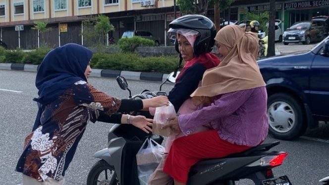 
					Bona Ventura Hotel Tanjungpinang Berbagi Takjil Ramadhan, Warga Sambut Antusias