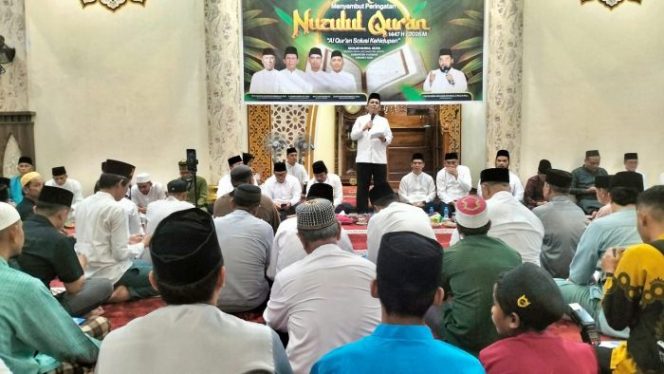 
					Gubernur Kepri Ansar Ahmad menyampaikan sambutan di hadapan ratusan jamaah Masjid Nurul Huda Sungai Raya, Kecamatan Meral saat peringatan Nuzulul Qur'an.