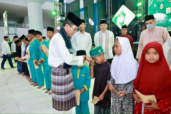 
					Wali Kota Batam, Amsakar Achmad, menyantuni anak yatim saat berbuka puasa bersama dan peringatan malam nuzululqur’an tingkat Kota Batam di Masjid Sultan Mahmud Riayat Syah, Batuaji, Jumat (6/3/2026).