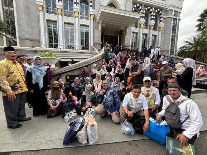 
					Rombongan Pimpinan Daerah Persatuan Islam Kabupaten Bekasi berfoto bersama saat menghadiri hari terakhir Persis Ramadhan Expo 2026 di kawasan Trans Studio Mall Bandung, Ahad (8/3/2026). Puluhan peserta yang berangkat dari Cikarang ini turut memeriahkan kegiatan dakwah, edufair, dan pemberdayaan ekonomi umat yang mengusung tema “Umat Berdaya, Islam Berjaya, Indonesia Digdaya.”