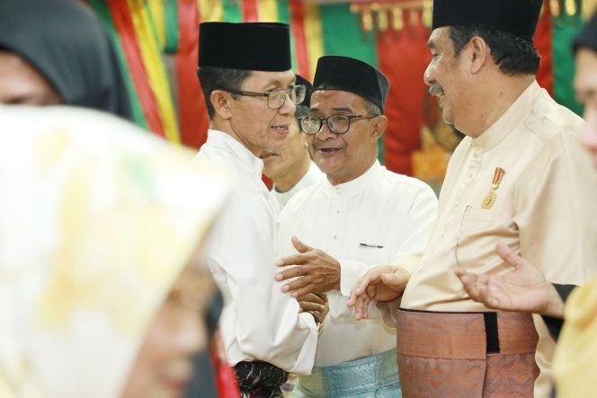 
					Wali Kota Batam, Amsakar Achmad, menghadiri buka puasa bersama sekaligus pemberian santunan kepada anak yatim di Gedung LAM Kepri Kota Batam, Minggu (8/3/2026).