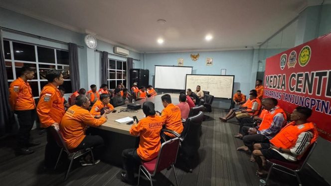 
					Tim SAR Buru Jejak Sekoci Korban Kapal KM Makmur Jaya yang Hilang