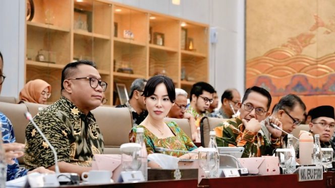 
					Anggota/Deputi Bidang Investasi dan Pengusahaan BP Batam, Fary Djemy Francis (kiri) bersama﻿ Kepala BP Batam, Amsakar Achmad dan Wakil Kepala BP Batam, Li Claudia.