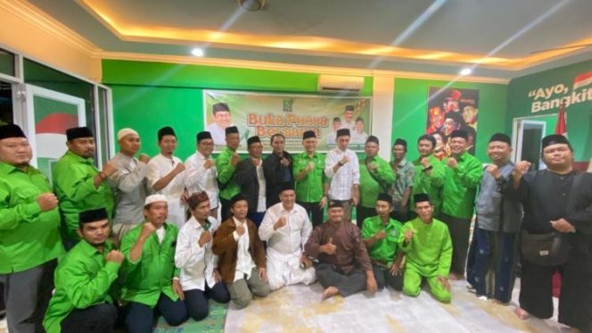 
					ketua DPC PKB Batam, Surya Makmur Nasution (SMN), di tengah suasana hangat acara buka puasa bersama jajaran pengurus di Sekretariat DPC PKB Batam, Ahad (8/3/2026).