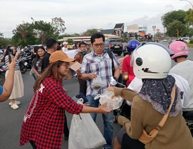 
					Komisi Pemuda Persekutuan Gereja-Gereja di Indonesia (PGI) Wilayah Kepulauan Riau bersama pemuda gereja se-Kota Batam menggelar aksi sosial pembagian takjil kepada para pengguna jalan di kawasan Simpang Habibie, Batam Center, Minggu (9/3/2026) sore.