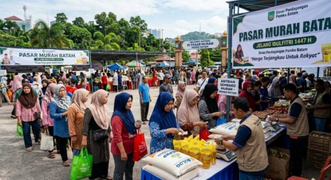 
					Ilustrasi antrian warga saat pasar murah di Batam.