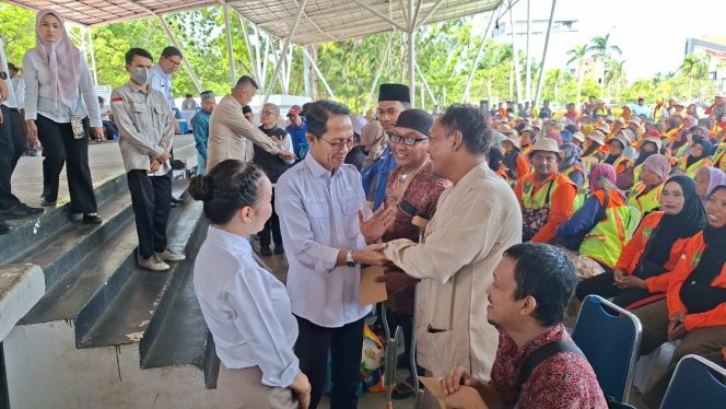 
					Wali Kota Batam Amsakar Achmad dan Wakil Wali Kota Batam Li Claudia Candra bersama Baznas Kota Batam salurkan paket sembako