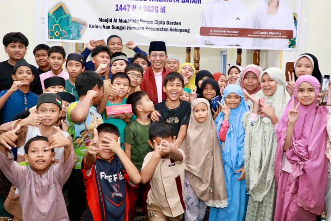 
					Wali Kota Batam, Amsakar Achmad, bersama sejumlah anak-anak usai salat tarawih di Masjid Al-Mukhlisin, Sei Harapan, Sekupang, Selasa (10/3/2026) malam.
