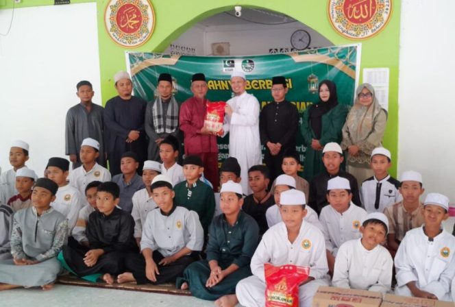 
					Majelis Wilayah Korps Alumni Himpunan Mahasiswa Islam (MW KAHMI) bersama Majelis Wilayah Forum HMI-Wati (MW FORHATI) Kepulauan Riau melalui kegiatan sosial bertajuk “Indahnya Berbagi Bersama MW KAHMI dan MW FORHATI Kepulauan Riau.”