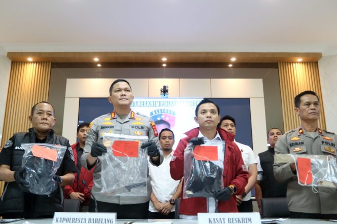 
					Kapolresta Barelang Kombes Pol Anggoro Wicaksono bersama Kasat Reskrim Polresta Barelang, Kapolsek Nongsa dan jajaran memberikan keterangan kasus pembunuhan saat ekspos di Mapolresta Barelang, Rabu (11/3)