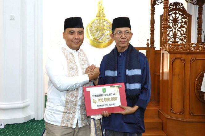 
					Wali Kota Batam, Amsakar Achmad, menyerahkan bantuan untuk Masjid Al Amin Angkasa, Lanud Hang Nadim, Kelurahan Batu Besar saat Safari Ramadan, Rabu (11/3/2026).
