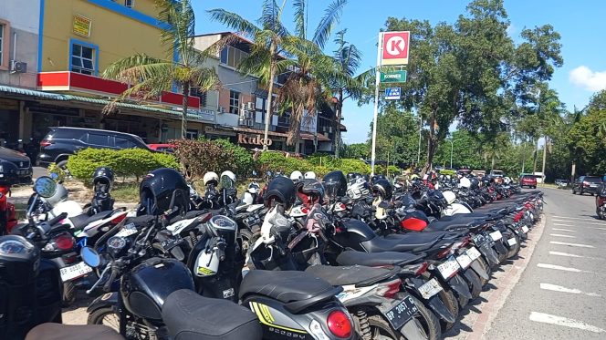 
					Aktivitas parkir kendaraan di bahu Jalan Laksmana Bintan, Batam Centre yang diduga dilakukan pihak PT Panasonic