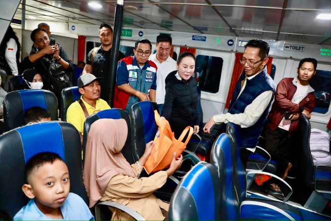 
					Wali Kota Batam, Amsakar Achmad, bersama Wakil Wali Kota Batam, Li Claudia Chandra, menyapa pemudik saat meninjau arus mudik Lebaran di Terminal Domestik Sekupang, Minggu (15/3/2026) dini hari