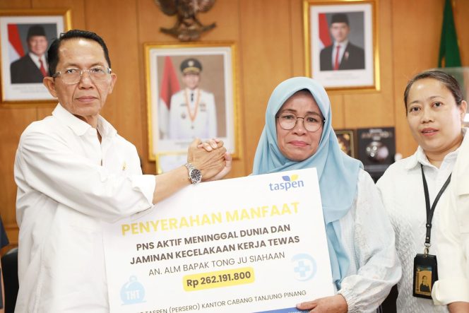 
					Jaminan Sosial ASN Diperkuat, Amsakar Serahkan Santunan dan Beasiswa untuk Ahli Waris