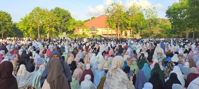 
					Ribuan Warga Muhammadiyah membanjiri lapangan Sport Hall Temenggung Abdul Jamal Muka Kuning melaksanakan Shalat Ied