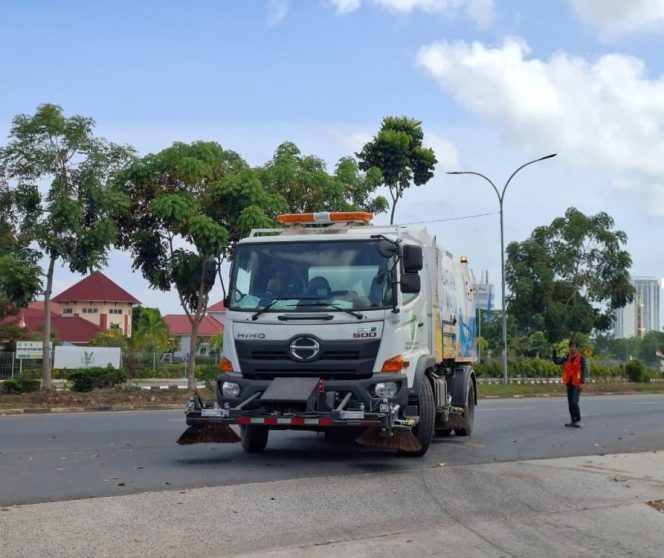 
					Batam Uji Coba Sweeper Truck, Debu Jalanan Disapu Mesin