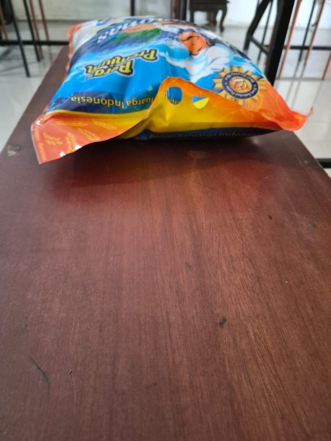 
					Dugaan Praktik Pengemasan Beras Ilegal di Batam: Karung Polos 50 Kg Disulap Jadi Beras Bermerek