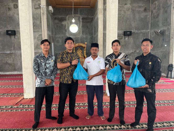 
					Jumat Berkah: Imigrasi Belakang Padang Berbagi Bingkisan di Masjid Rumaisyah