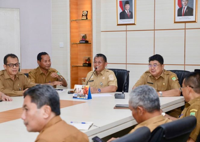 
					Sekda Batam Pimpin Rapat Prognosis 2027, Target Pendapatan Rp. 5,2 Triliun
