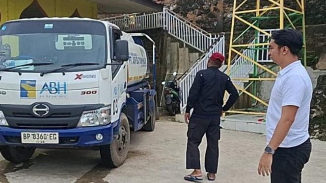 
					Hari Ke-66 Penyaluran Air Bersih, Polsek Batu Ampar Konsisten Bantu Warga Terdampak