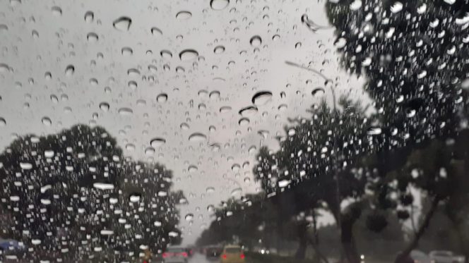 
					pengendara roda dua dan empat saat melintasi di tengah guyuran hujan di Kawasan Tiban, beberapa waktu lalu.