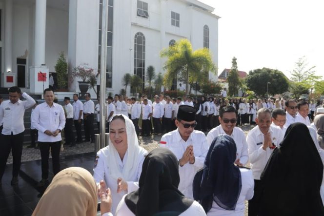
					Pemerintah Kabupaten Natuna melaksanakan apel bersama pasca libur Hari Raya Idul Fitri 1447 H yang disejalankan dengan kegiatan halal bihalal di Halaman Apel Kantor Bupati Natuna, Rabu (25/3)