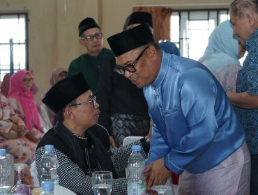 Wagub Kepri Nyanyang Haris Pratamura berbincang bersama salah satu tokoh masyarakat Kepri di Jawa Barat dalam Halalbihalal Idul Fitri Barat 1447 Hijriah bersama IKPKR Jabar di Asrama Mahasiswa Kepri Bandung, Kota Bandung, Sabtu (25/4/2026). (Badan Penghubung Kepri)