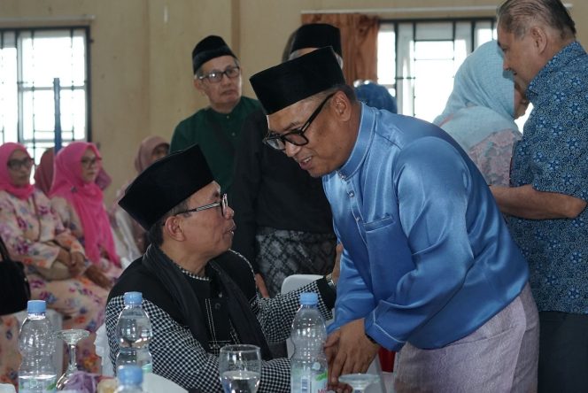 
					Wagub Kepri Nyanyang Haris Pratamura berbincang bersama salah satu tokoh masyarakat Kepri di Jawa Barat dalam Halalbihalal Idul Fitri Barat 1447 Hijriah bersama IKPKR Jabar di Asrama Mahasiswa Kepri Bandung, Kota Bandung, Sabtu (25/4/2026). (Badan Penghubung Kepri)