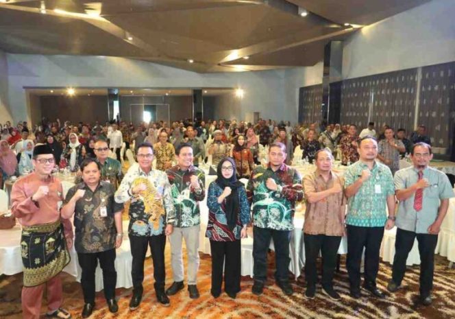 
					Wakil Ketua I DPRD Kota Batam, Haji Aweng Kurniawan saat menghadiri Sosialisasi Tingkat Kepatuhan Opsen PKB dan Opsen BBNKB Kota Batam