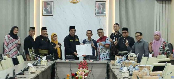
					Pansus DPRD Kota Batam membahas Ranperda LAM