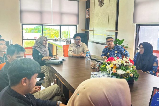 
 Kepala Dinas Komunikasi dan Informatika Provinsi Kepri Hendri Kurniadi bersama jajaran menerima kunjungan Direktur TVRI Wilayah Kepulauan Riau Yenni Marlinda yang juga didampingi jajarannya, Selasa (28/4/2026).