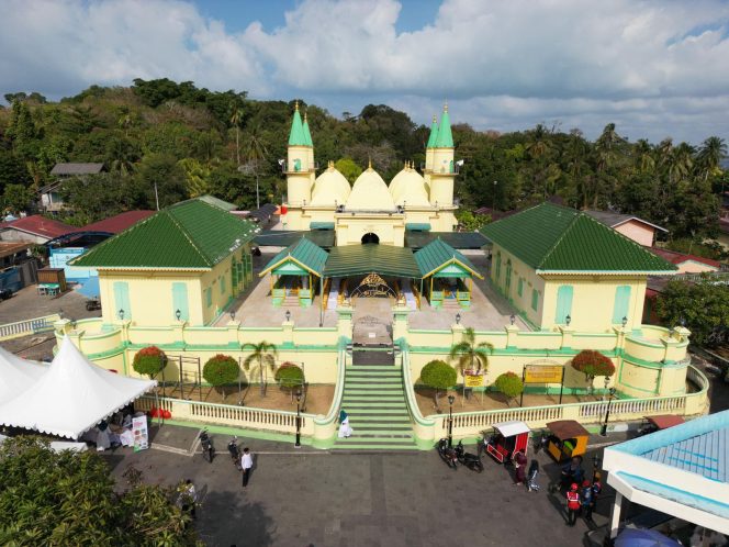 
					Masjid Raya Sultan Riau, Pulau Penyengat terlihat dari udara. Pulau Penyengat terletak di Kota Tanjungpinang menjadi jembatan lintas generasi menuju pariwisata berkelanjutan.