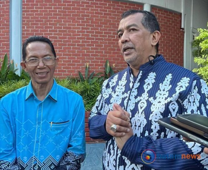 
					Wali Kota Batam Amsakar Achmad bersama Kepala Satuan Tugas Koordinasi dan Supervisi Wilayah V KPK, Dian Patria.