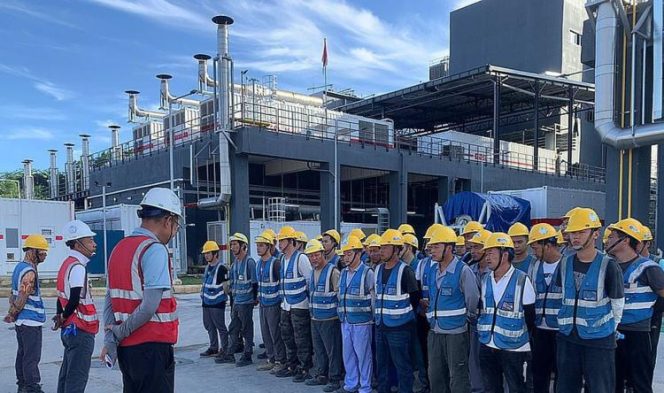 
					Sejumlah pekerja asal China di sebuah kawasan proyek di Batam beberapa waktu lalu. Sejumlah pekerja WNA China di Batam diduga bekerja secara ilegal. (Photo Istimewa)