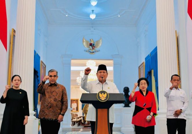 
					Presiden Prabowo Subianto yang juga Ketua Umum Partai Partai Geridra bersama para ketua umum parpol koalisi memberikan keterangan pers di Istana Merdeka, Jakarta, 31 Agustus 2025. (Foto: Istimewa)