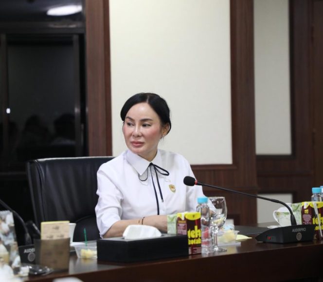 
					Wakil Kepala Badan Pengusahaan (BP) Batam, Li Claudia Chandra, memimpin pertemuan strategis bersama pelaku usaha, perwakilan Pertamina, dan PLN