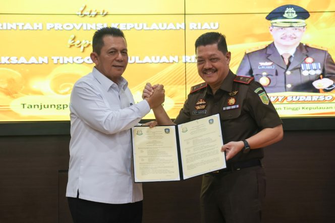 
					Gubernur Kepri Ansar Ahmad dan Kepala Kejaksaan Tinggi Kepri J Devy Sudarso menunjukkan dokumen penyerahan hibah aset lahan di Kantor Kejati Kepri, Tanjungpinang, Kamis (16/4/2026
