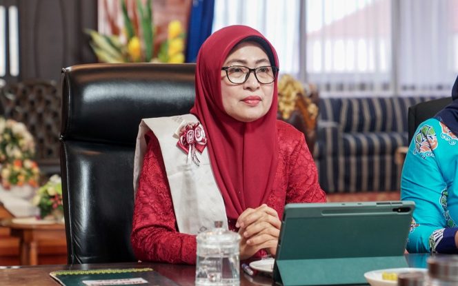 
 Sekdaprov Kepri, Misni saat mengikuti talk show sempena Peringatan Hari Kartini Tahun 2026 yang Kementerian PPPA RI secara daring dari ruang kerjanya, Lantai 3 Kantor Gubernur Kepri, Kamis (30/4/2026).