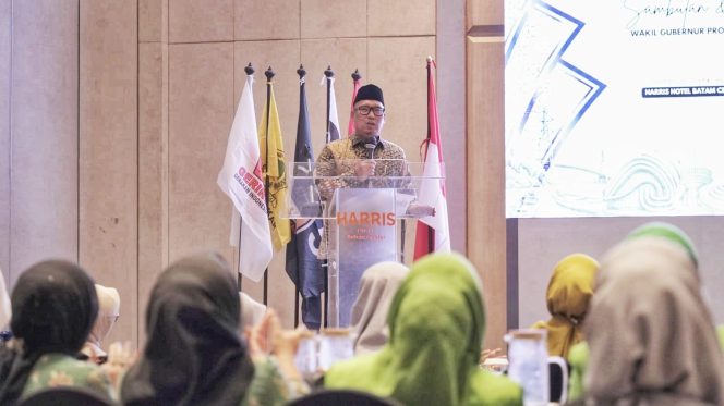
 Wagub Kepri Nyanyang Haris Pratamura memberikan kata sambutan pada pelantikan Pengurus DPD Kaukus Perempuan Politik Indonesia (KPPI) Provinsi Kepri periode 2026-2031 di Ballroom Harris Hotel Batam Center, Batam, Kamis (30/4/2026).
